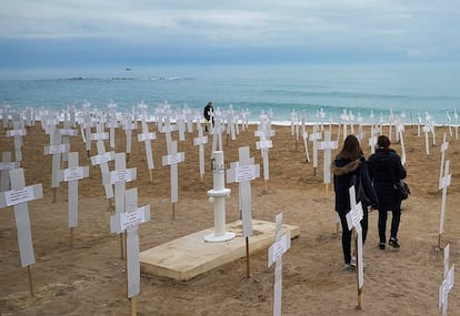 <p>La playa del Fortí de Vinaròs, en Castellón, se llenó de cruces en marzo de 2018. Era parte de una exposición: 731 cruces que representaron a las mujeres asesinadas hasta ese momento por violencia machista. El pasado año se registró la cifra más baja desde que se recuentan datos oficiales: 47.</p><p>También el año pasado los avances en el ámbito judicial fueron significativos: el Supremo interpretó por primera vez en qué casos hay que aplicar la agravante de género, estableció que ya no hacía falta probar la intención machista para que una agresión fuese violencia de género, e inclusó dictó cómo se tiene que medir la distancia en las órdenes de alejamiento. Para la fiscal de violencia de género Flor de Torres, todo es cuestión de "empatía". "La justicia tiene que ser el espejo de una realidad, nosotros hemos de hacer bien nuestro trabajo, llegando al equilibrio de que la sociedad entienda las resoluciones judiciales y la justicia haga lo propio con las demandas sociales".</p>