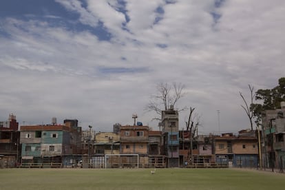 Cancha de fútbol en Villa 31, Buenos Aires.