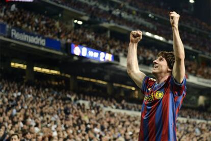 Messi festeja el primer gol del Barça en el Bernabéu.