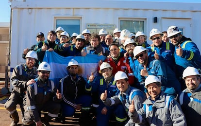 Javier Milei presidente de Argentina posando junto a varios trabajadores este jueves durante una visita al yacimiento de Vaca Muerta (Argentina). El 8 de agosto 2024.