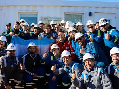Javier Milei presidente de Argentina posando junto a varios trabajadores este jueves durante una visita al yacimiento de Vaca Muerta (Argentina). El 8 de agosto 2024.