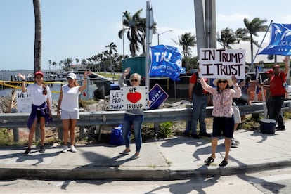 Seguidores de Trump na sexta-feira aguardando sua chegada a Palm Beach, Flórida.