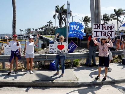 Seguidores de Trump na sexta-feira aguardando sua chegada a Palm Beach, Flórida.