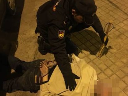 El agresor es reducido por la policía.