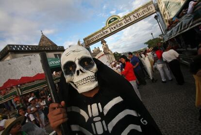 Un hombre disfrazado participa en el IX Festival Internacional de Poesía de Granada, en Nicaragua.