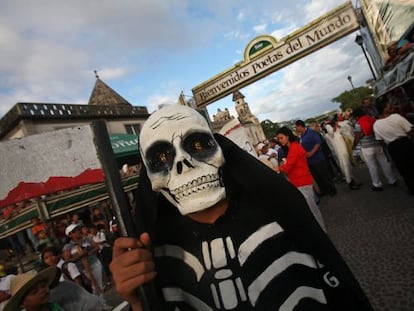 Un hombre disfrazado participa en el IX Festival Internacional de Poesía de Granada, en Nicaragua.