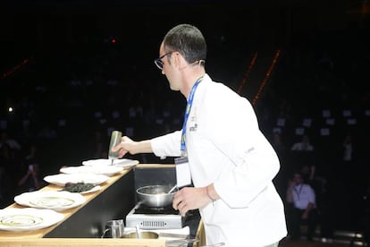 Íñigo Lavado se ganó a todo el auditorio de Madrid Fusión al preparar una (aparente) mesa improvisada que reunió a invitados tan ilustres como José Mari Arzak o la hija del propio Lavado –“es que yo siempre como con ella”, confesó–. El chef vasco demostró hasta dónde puede llegar la versatilidad de los restaurantes en la actualidad, extrayendo de una caja todos los ingredientes necesarios para elaborar su menú 'in situ'. Una invitación a reflexionar sobre cómo los restaurantes actuales son una experiencia en movimiento, más allá de una sala, hasta el punto de que el chef puede que acabe cocinando en el salón de tu casa.