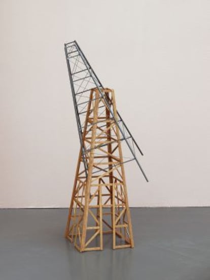 Nasrin Tabatabai y Babak Afrassiabi. 'Superimpose' – Plataforma de extracción de petróleo en madera y acero. 'Two Archives' (2011).