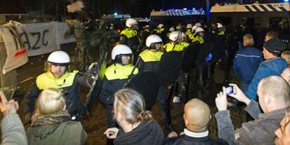 La policía contiene a manifestantes el pasado miércoles en Geldermalsen, Holanda.
