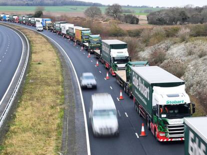 Camiones durante un ensayo este lunes en el sur de Reino Unido para prevenir la congestión por los controles fronterizos en el caso de que no haya acuerdo