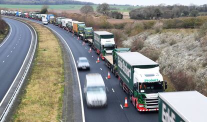 Camiones durante un ensayo este lunes en el sur de Reino Unido para prevenir la congestión por los controles fronterizos en el caso de que no haya acuerdo