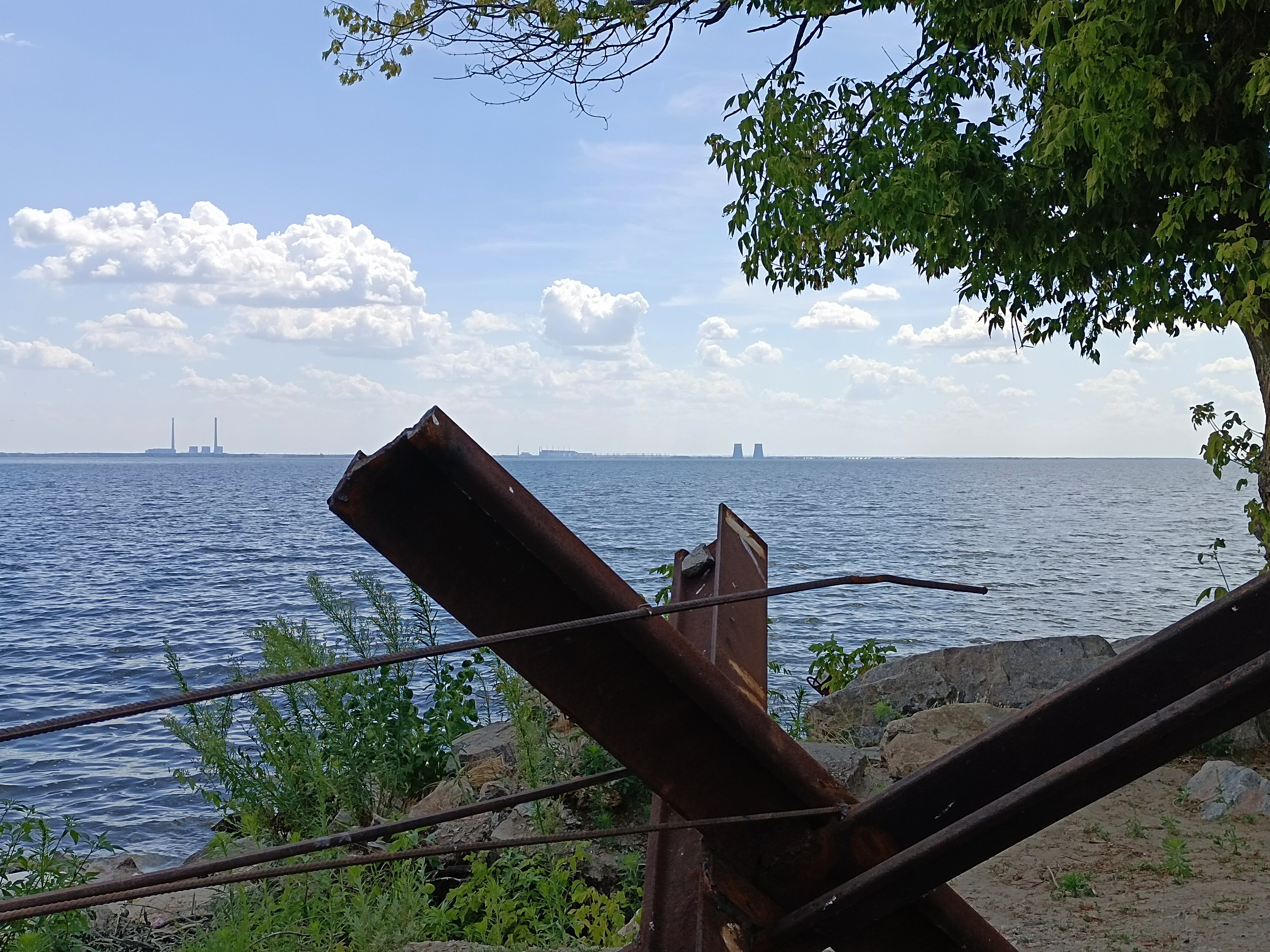 Central nuclear de Zaporiyia vista desde la otra orilla del río Dnipro, en Ucrania.