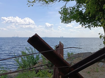 Central nuclear de Zaporiyia vista desde la otra orilla del río Dnipro, en Ucrania.