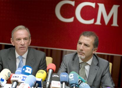 El director general de Caja Castilla La Mancha, Gorka Barrondo, y el director general del Grupo, Xabier Alkorta.