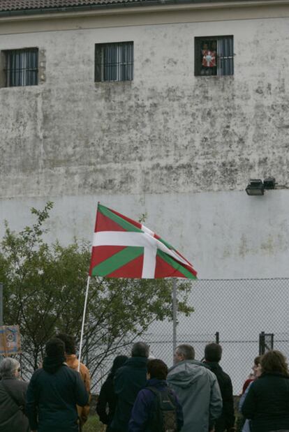 Familiares de presos de ETA frente a la prisión de San Sebastián en 2007.