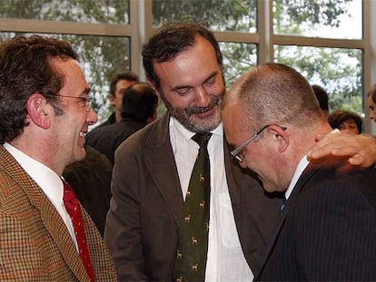 El ex rector Pello Salaburu (en el centro) anima a Pérez tras conocer su derrota, junto al decano de Ciencias Sociales, Alfonso Unceta (izquierda).