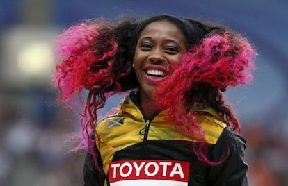 Shelly Ann Fraser-Pryce, medalla de oro en los 100 metros lisos, sonriente durante la ceremonia de entrega de medallas en Moscú.