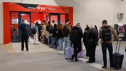 Viajeros de tren afectados por el apagón hacen cola en las oficinas de la compañía Iryo en la estación Chamartín de Madrid. 