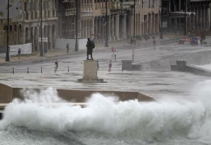 El Malecón de La Habana sufre los efectos de la tormenta Isaac, que ha provocado al menos nueve muertos a su paso por el Caribe.