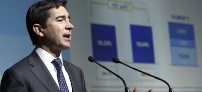 GRA137. MADRID, 28/04/2016.- El consejero delegado de BBVA, Carlos Torres, durante la presentaci&oacute;n de los resultados de la entidad en el primer trimestre del a&ntilde;o, en el que el grupo obtuvo un beneficio neto de 709 millones de euros, un 53,8% menos que el a&ntilde;o anterior. EFE/Fernando Alvarado