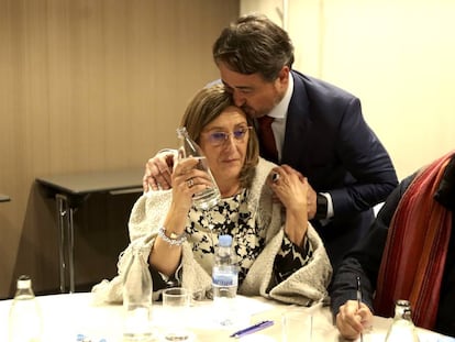Sonia Gumpert (decana en funciones) es consolada Javier Iscar (candidato a decano), en las elecciones del Colegio de Abogados de Madrid