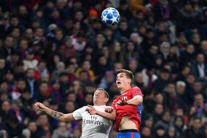 Toni Kroos, del Real Madrid, y Jaka Bijol, del CSKA, tratan de cabecear el balón en una acción del partido.