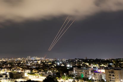 El sistema antimisiles intercepta los drones y misiles lanzados por Irán hacia Israel, visto desde Ashkelon.