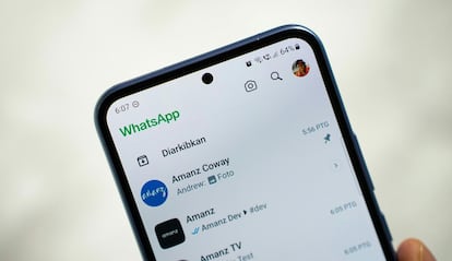 Aplicación de WhatsApp en un smartphone