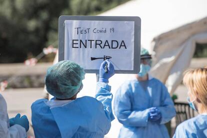 Sanitarios preparan la carpa de test rápidos para detectar la Covid-19 en el centro sanitario Canal Salat, de Ciutadella (Menorca).