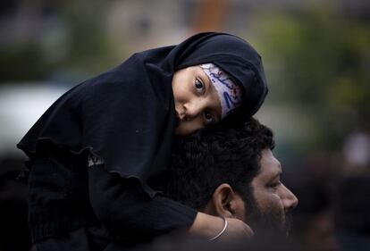 Chitas paquistans en la procesin del luto que se celebra un da antes del Ashura, festival en el que conmemoran la batalla de Karbala, en la que fue asesinado el Iman Hussein, nieto del profeta Mahoma, en Islamabad, Pakistn.