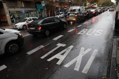 La calle de Alcalá, colapsada por la lluvia con los coches en un único carril el 17 de octubre.