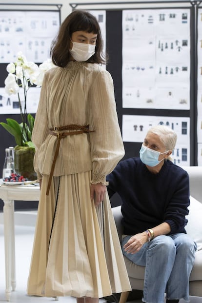 Maria Grazia Chiuri durante el fitting de la colección de Dior.