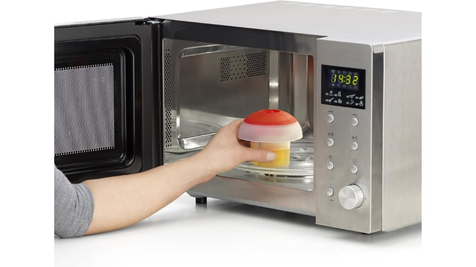 El cocedor de huevos se usa en el microondas.