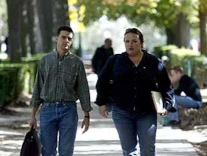 Luis Quijada, 10 años como becario de investigación, y Gimena Camino, teleoperadora de ETT desde hace seis.