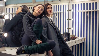 Ilse Salas e Irene Azuela en un camerino del Teatro de los Insurgentes.