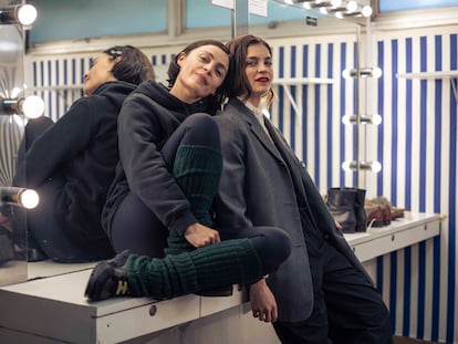 Ilse Salas e Irene Azuela en un camerino del Teatro de los Insurgentes.