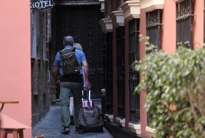 Turistas en un callejón del barrio de Santa Cruz.