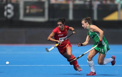 Beatriz Pérez y Megan Frazer pugnan por la bola.