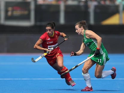 Beatriz Pérez y Megan Frazer pugnan por la bola.