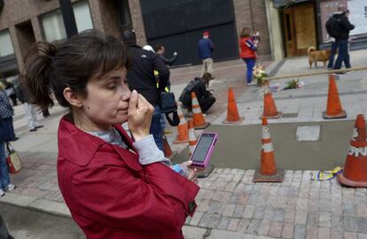 Una mujer se enjuga las lágrimas en la calle donde se registró la primera explosión, que ya ha sido reconstruido.