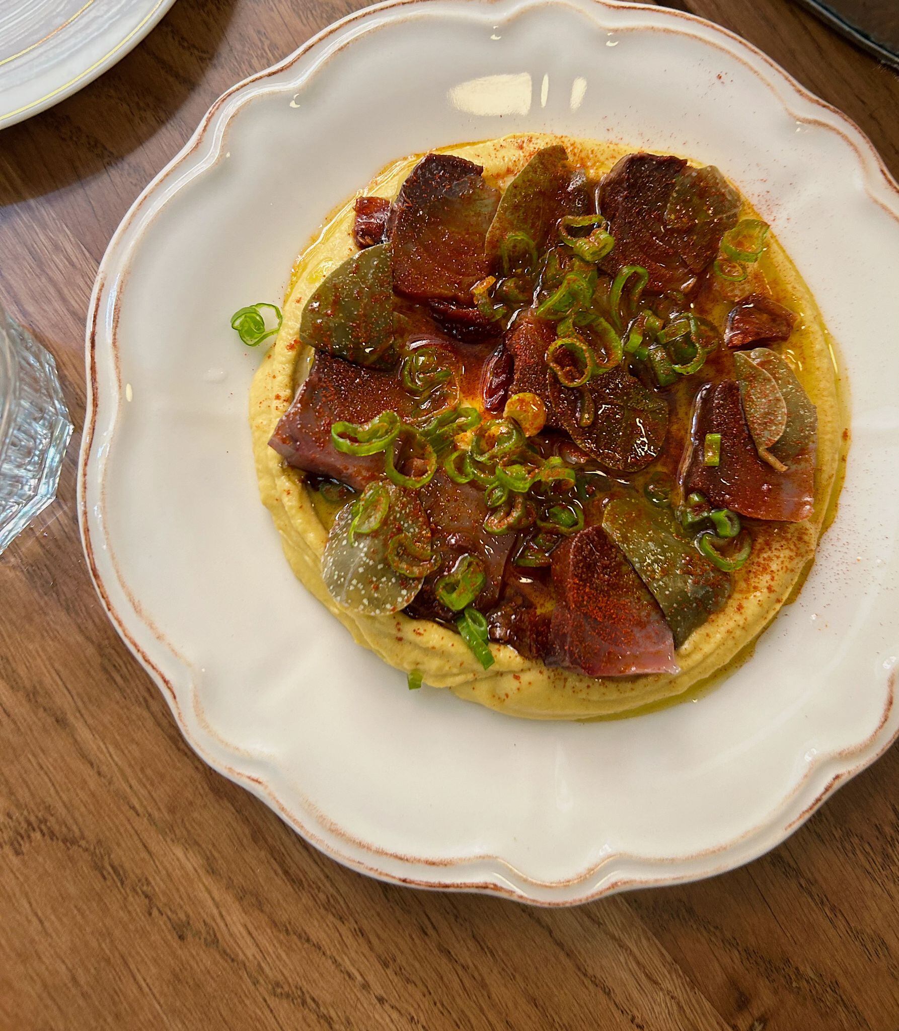 Fava, bonito en salazón, hojas de alcaparras, tomate seco y pimentón