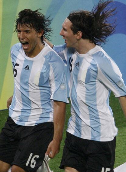 Sergio Aguero (izqda.) celebra uno de sus tantos con el barcelonista Messi en la semifinal contra Brasil.