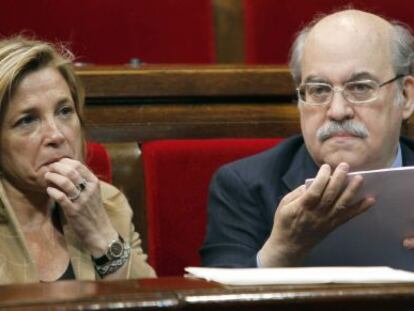 La vicepresidenta de la Generalitat, Joana Ortega (i) y el consejero de Econom&iacute;a, Andreu Mas-Colell en el Parlament.