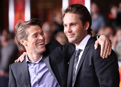 Willem Dafoe y Taylor Kitsch posan en el estreno de 'John Carter' en Los Ángeles.