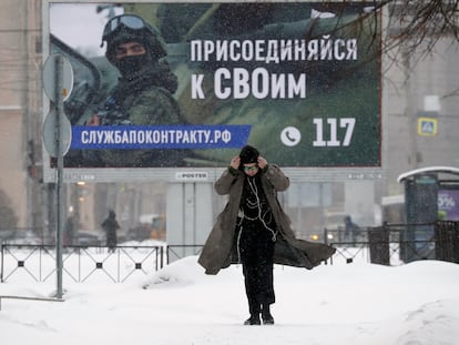 Un cartel de reclutamiento en San Petersburgo juega con las iniciales de la invasión de Ucrania, la "operación militar especial" de Putin, y el lema "únete a los tuyos".