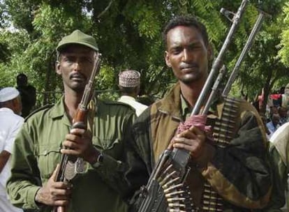 Soldados del gobierno posan tras entrar ayer en Mogadicio.