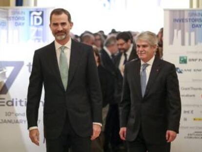 El Rey Felipe VI (izquierda), en la apertura del Spain Investors&rsquo; Day con el ministro de Asuntos Exteriores, Alfonso Dast&iacute;s. 