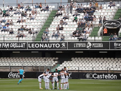 Vista de los jugadores y el público en el Estadio Castalia (Castellón) durante un partido de la Liga Smartbank entre el CD Castellón y el Ponferradina la pasada temporada.