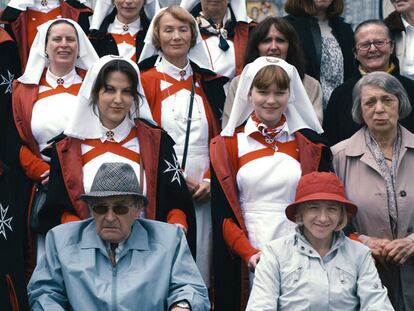 Elina Löwensohn (izquierda, en primera fila) y Sylvie Testud (abajo, a la derecha), en una imagen de <i>Lourdes.</i>