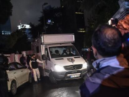 La policía científica registra un vehículo del consulado saudí en el que según las hipótesis de los investigadores se trasladó al periodista. Las autoridades amplían la búsqueda a las afueras de Estambul